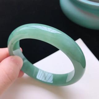 新疆和田玉且末糖料俏色巧雕观音挂件 菩萨吊坠