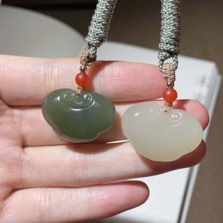 和田玉长命锁戴了三个月,宝宝睡觉安稳多了✨